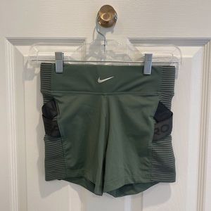 *NEW WITH TAGS* 3” Nike Pro Aeroadapt Forest Green